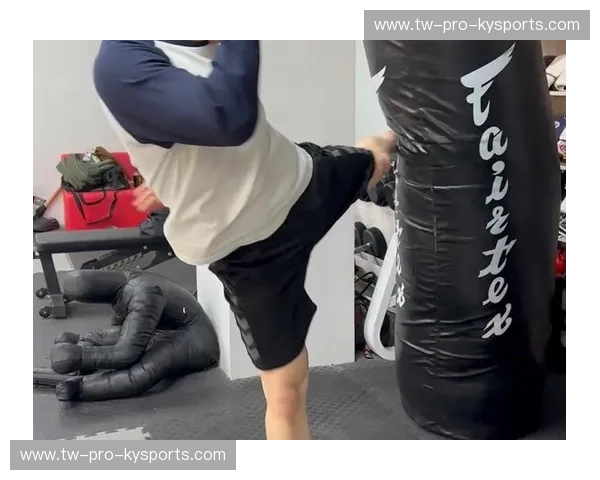 泰拳之巅的暴力美学:当“缠抱之王”耀威猜,遇见“黑狮”星当的钢铁扫腿 泰拳之巅的暴力美学:当“缠抱之王”耀威猜,遇见“黑狮”星当的钢铁扫腿